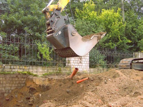 Dappen Werkzeug- und Maschinenbau | Product in use | Furukawa 735 LS with Dappen screening bucket "B34-1200-60S" sieves debris permeated soil