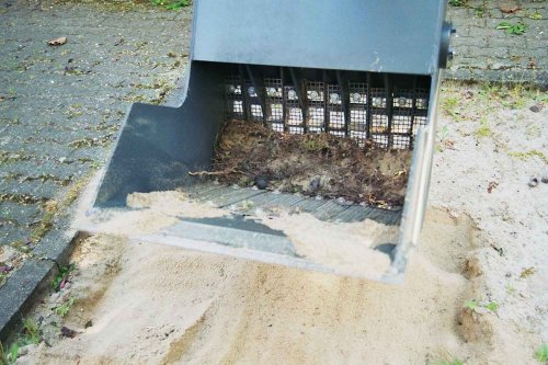 Dappen Tool and mechanical engineering | Product in application | Takeuchi TB 016 with Dappen screening bucket "B18-600-50S-W and inlay plates 10mm" cleans sandpit Fig. 2