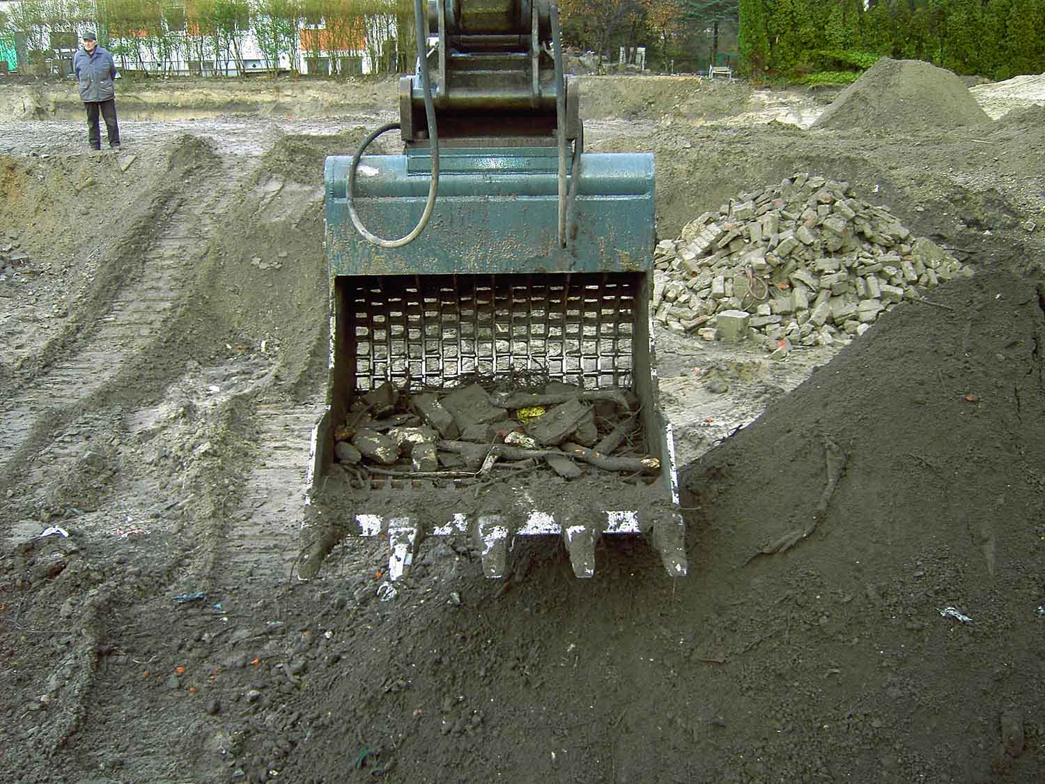 Dappen Werkzeug- und Maschinenbau | Dappen Sieblöffel in Anwendung | Der Furukawa 735 LS mit Dappen Sieblöffel „B34-1200-60S“ siebt schuttdurchsetzten Boden