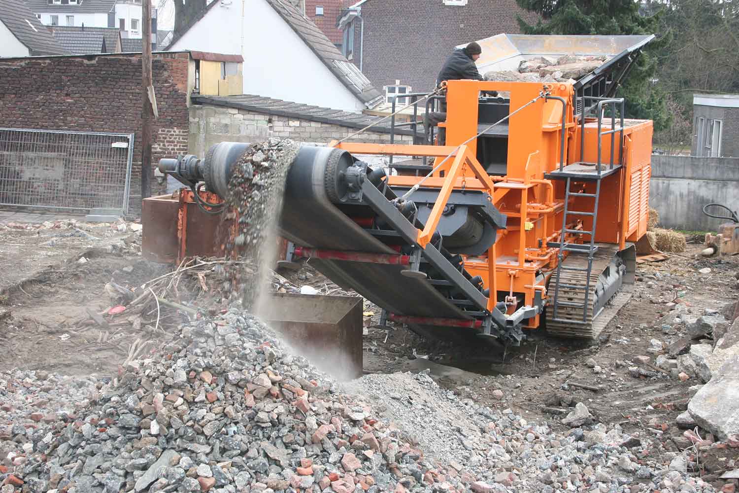 Dappen Werkzeug- und Maschinenbau | Coarse building rubble is crushed by Dappen Crusher Figure 3
