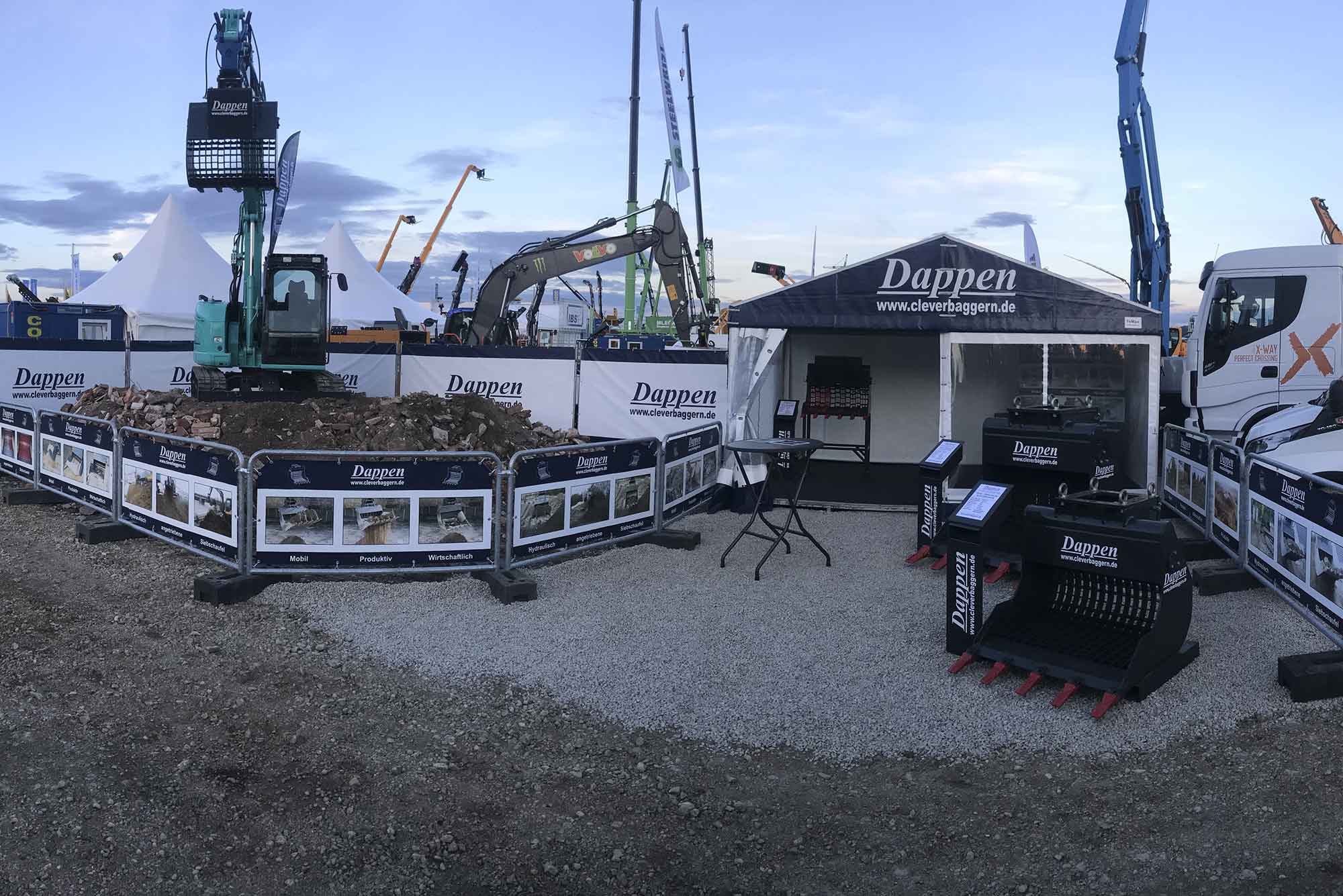 Dappen Werkzeug- und Maschinenbau | Dappen exhibition stand with excavator and Dappen screening bucket